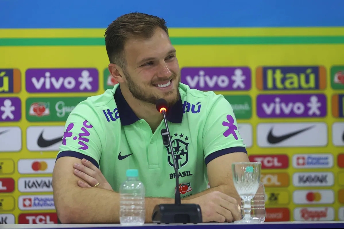 Lucas Perri se entusiasma com o estilo de Diniz: 'É rápido de assimilar e começar a executar' - Foto: Vitor Silva / CBF