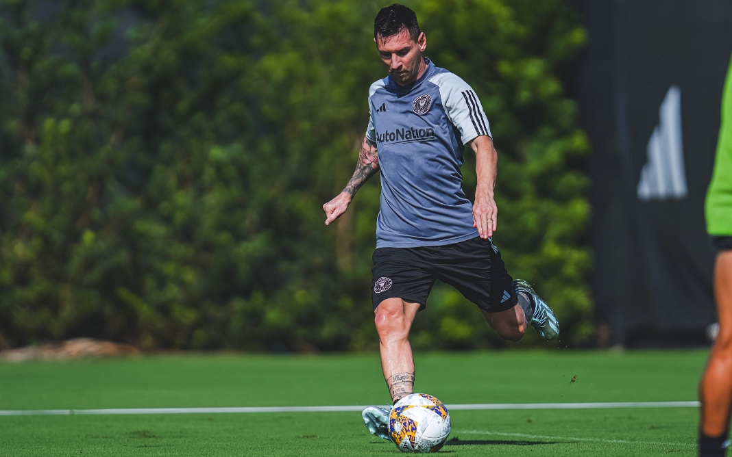 Técnico do Inter Miami diz que lesão antiga vem atrapalhando Messi em campo - Foto: Reprodução Twitter / @InterMiamiCF