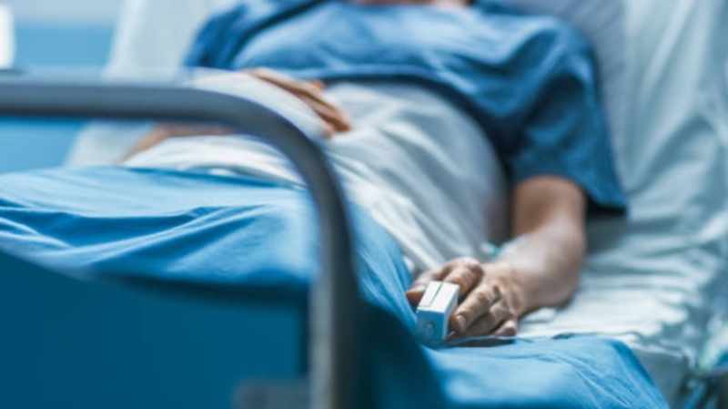 Vítima continua internada em estado estável, mas médicos temem que o quadro piore devido ao traumatismo craniano