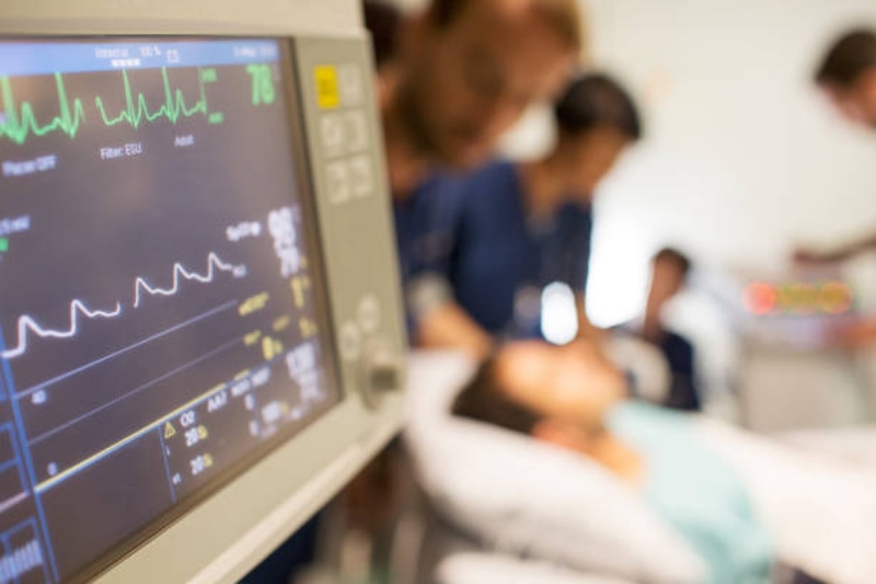 Vítima continua internada em estado estável, mas médicos temem que o quadro piore devido ao traumatismo craniano