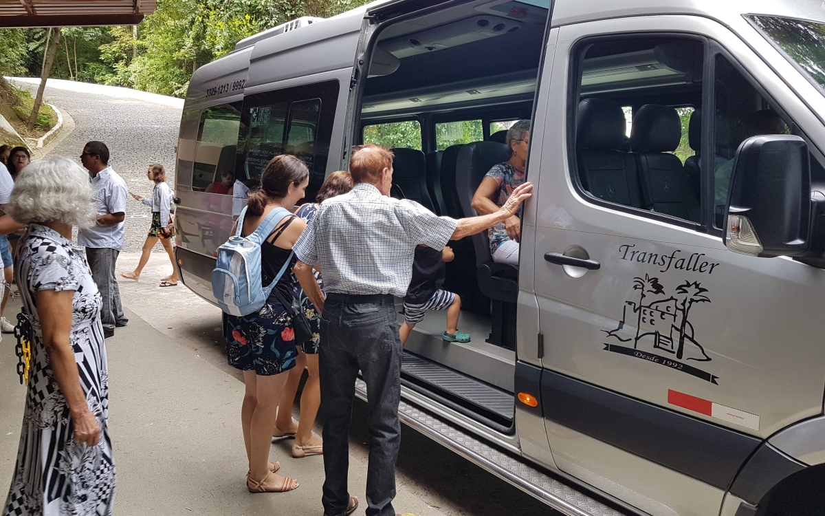 Medida foi adotada devido ao grande fluxo de visitantes; por esse motivo, o espaço religioso conta com vans para transportar os fiéis