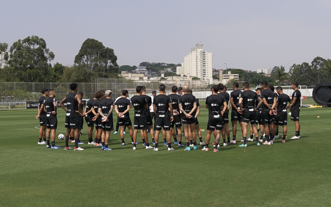 Mano Menezes conversa bastante com elenco do Corinthians e cobra mais posse de bola - Foto: Raphael Martinez/Agência Corinthians