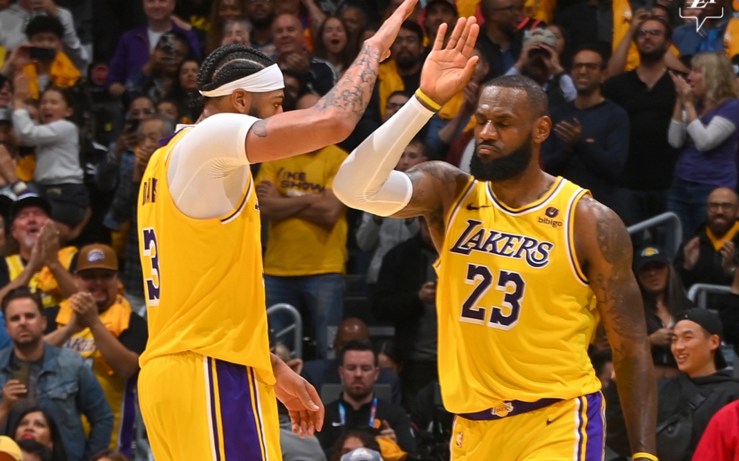 Anthony Davis comanda, Lakers superam Suns e vencem a 1ª na temporada da NBA - Foto: Reprodução X-Twitter / @Lakers