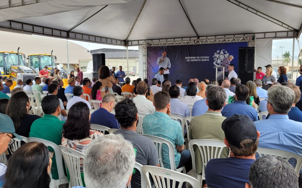 Foram 23 caminhões, 20 tratores, 20 retroescavadeiras, um rolo compactador e uma escavadeira