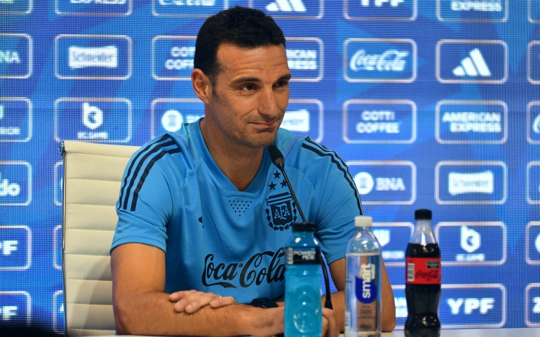 Imprensa argentina aponta desgaste interno após Scaloni sugerir fim de ciclo na seleção - Foto: Reprodução Twitter Selección Argentina / @Argentina