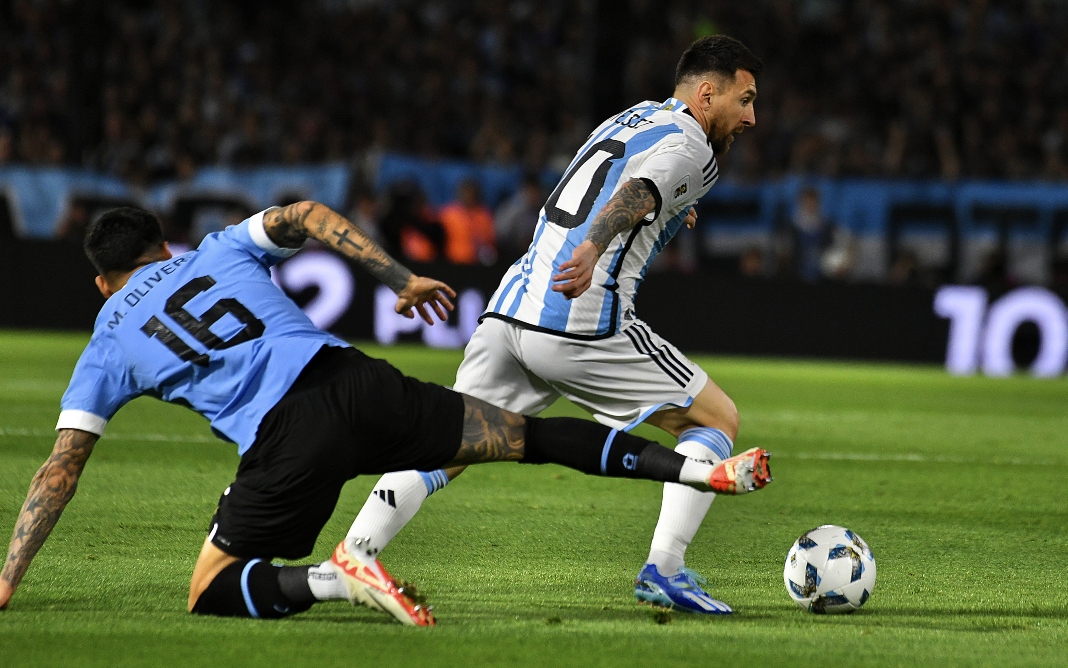 Messi detona provocações de jovens uruguaios: 'Têm de respeitar o clássico e os mais velhos' - Foto: Reprodução Twitter Selección Argentina / @Argentina