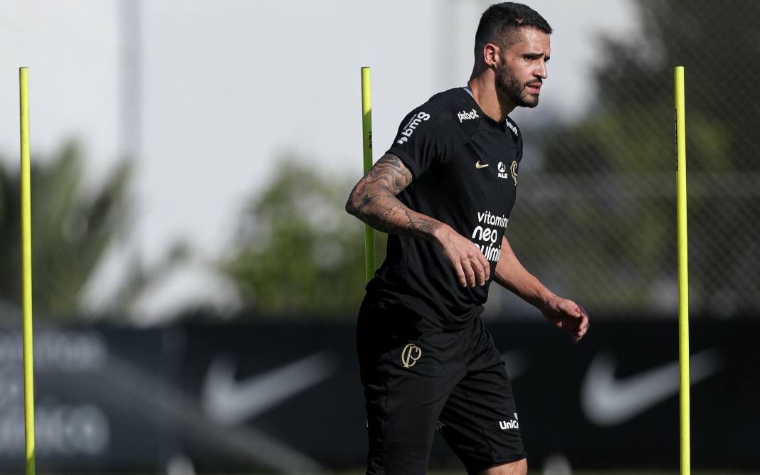 Renato Augusto treina com proteção no ombro esquerdo e é dúvida para enfrentar o Atlético-MG - Foto: Rodrigo Coca/Agência Corinthians