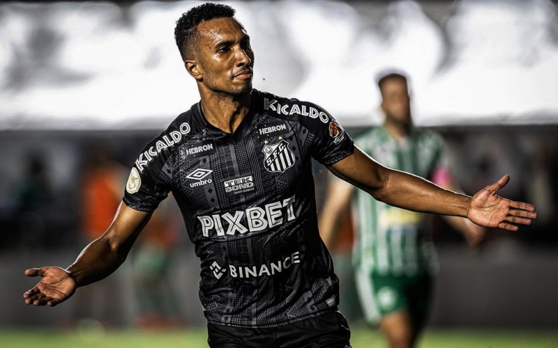 Lucas Braga celebra pausa em 'sequência assustadora' e exalta evolução defensiva do Santos - Foto: Reprodução Instagram / @olucasbraga