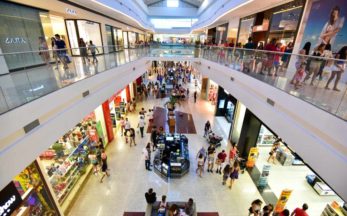Além de tempos de funcionamento estendidos, as ofertas podem alcançar até 80% de desconto em algumas lojas