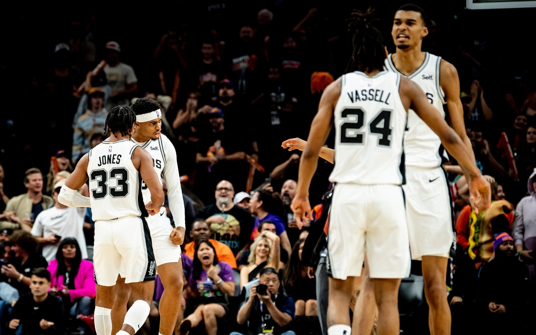 Durant perde a bola nos últimos segundos e permite virada dos Spurs sobre os Suns - Foto: Reprodução Twitter / @spurs