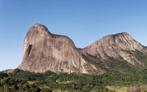 Pedra Azul recebe grande fluxo de turistas e foi beneficiada com recursos para pavimentação da rota do agroturismo do distrito. Foto: Marcelo Moryan