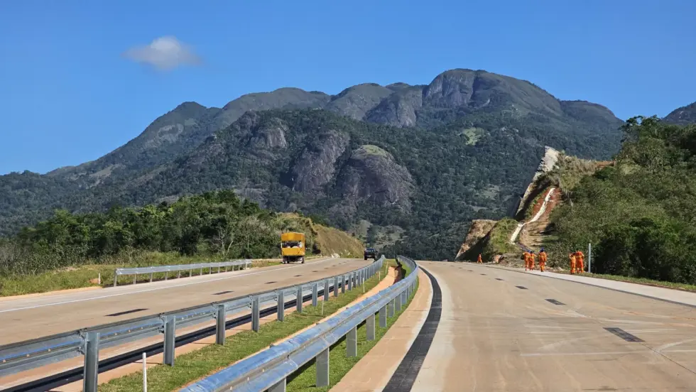 Região da obra que recebeu 5 mil estacas fincadas em solo mole. Foto: Fabricio Lima/ES BRASIL