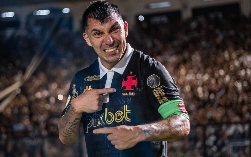 Medel celebra ter cumprido a missão de livrar o Vasco da queda: 'Lutei e alcancei o objetivo' - Foto: Reprodução Twitter @VascodaGama / Leandro Amorim