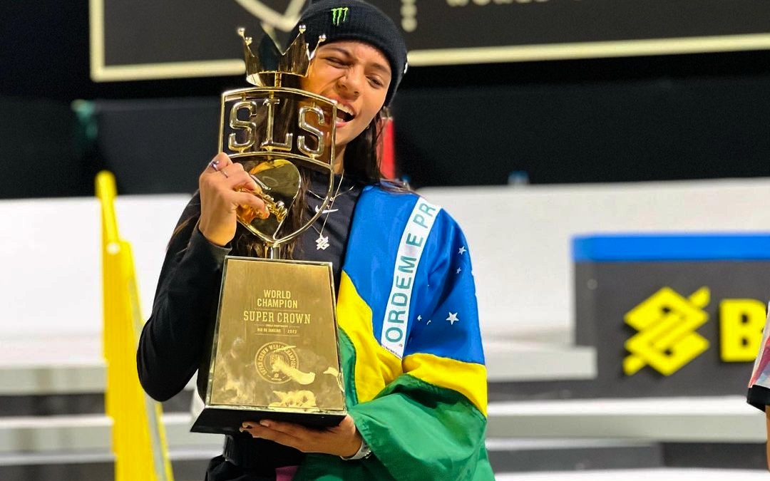 Rayssa foi campeã e virou rosto de grife, mas quer tempo para ser adolescente - Foto: Reprodução Instagram / @rayssalealsk8