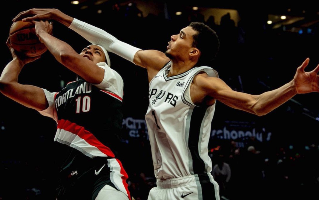 Wembanyama faz sua melhor apresentação e Spurs encerram série negativa na NBA - Foto: Reprodução Twitter San Antonio Spurs / @spurs