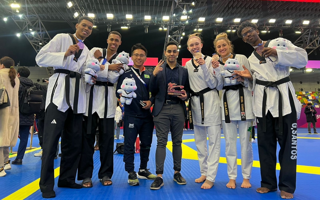 Equipe mista de taekwondo do Brasil garante vaga na Olimpíada de Paris-2024 - Foto: Reprodução CBTKD