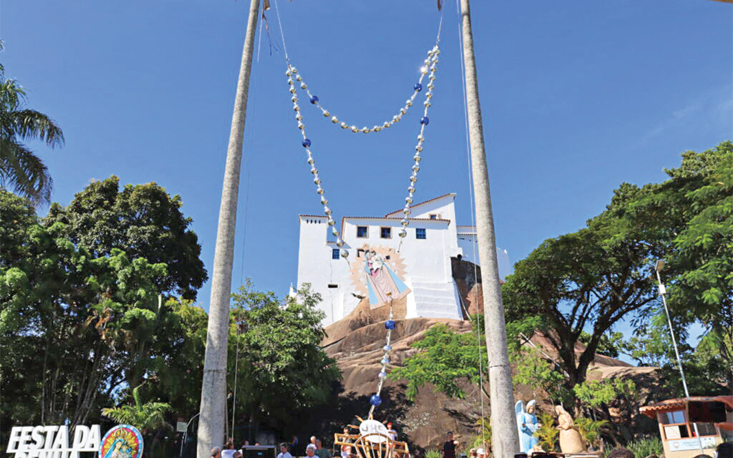 Terço Gigante celebra 25 anos de Festa da Penha entre palmeiras existentes à frente do Convento. Foto: Divulgação