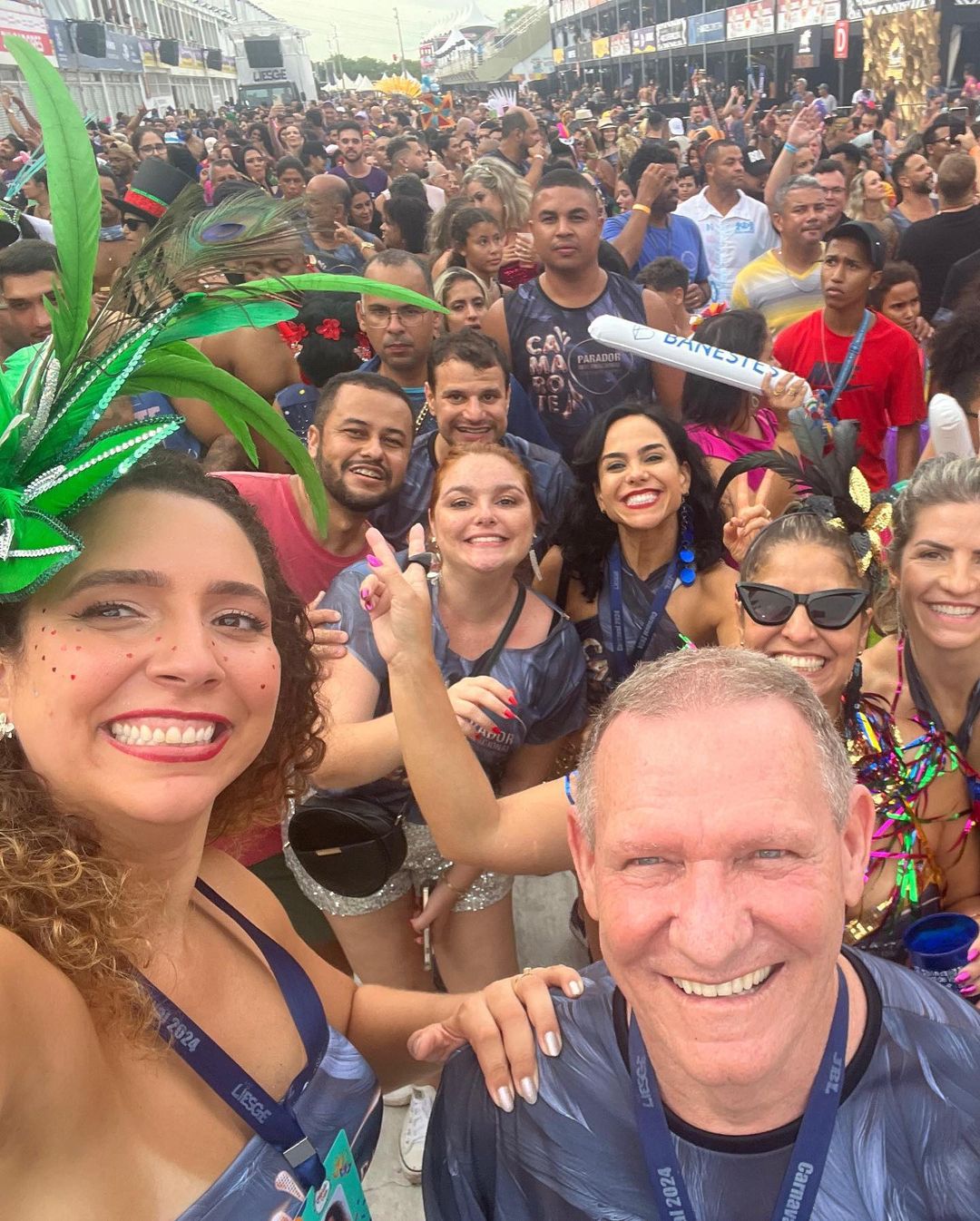 Parlamentares comparecem ao Carnaval de Vitória e ensaiam movimentos