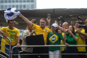 O ex-presidente Jair Bolsonaro (PL), ao lado da esposa Michelle Bolsonaro, acena para apoiadores durante manifestação em seu apoio na Avenida Paulista, em São Paulo, na tarde deste domingo (25). Foto: TABA BENEDICTO/ESTADÃO CONTEÚDO