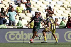 De virada, Vasco vence o Botafogo e volta para o G4