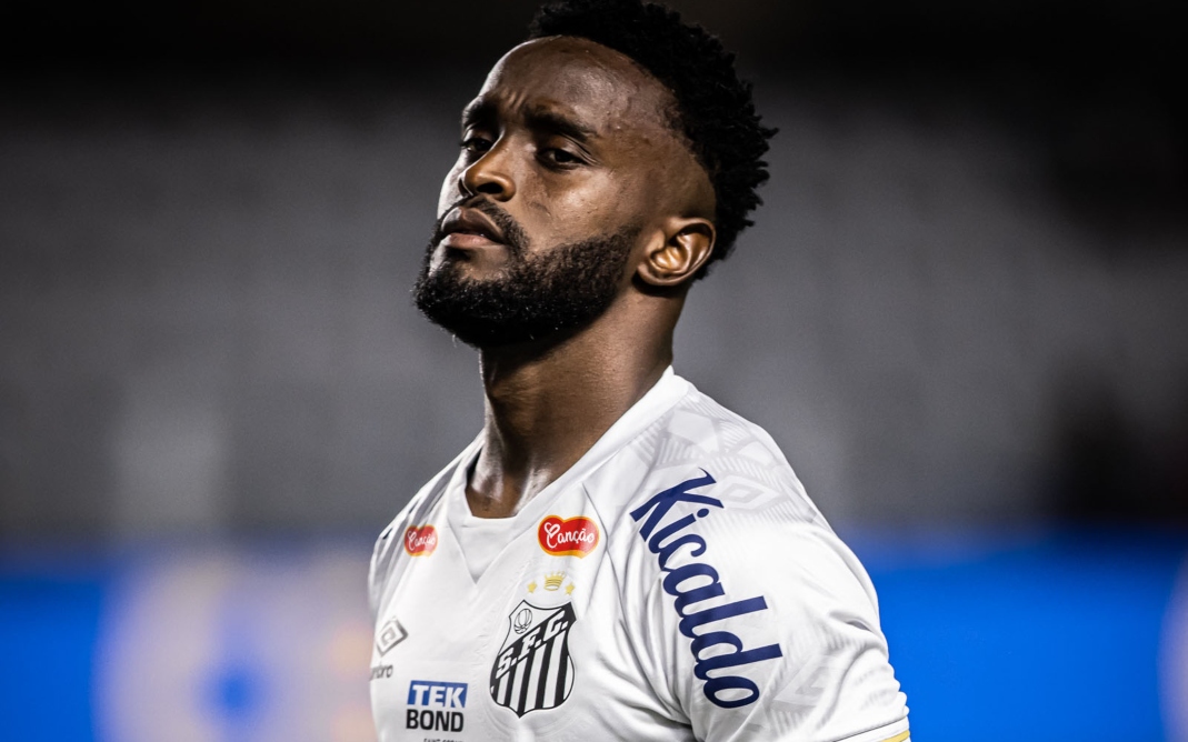 Diretoria do Santos anuncia a rescisão de contrato amigável com o atacante Mendoza - Foto: Reprodução Twitter / Santos FC - @SantosFC
