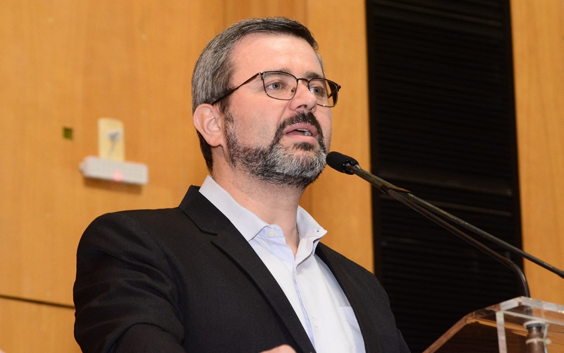 Líderes do Centrão querem a qualquer custo comandar o Ministério da Saúde
