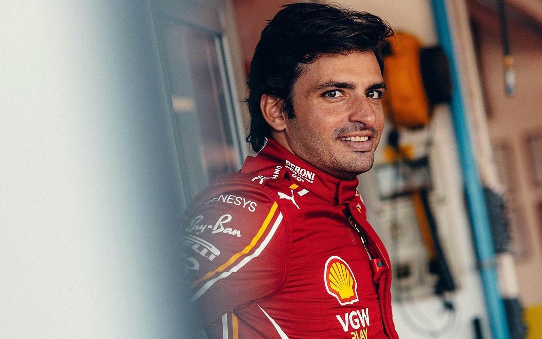 Ferrari aproveita ausência de Verstappen e lidera em dia tumultuado na pré-temporada da F-1 - Foto: Reprodução Instagram / @carlossainz55