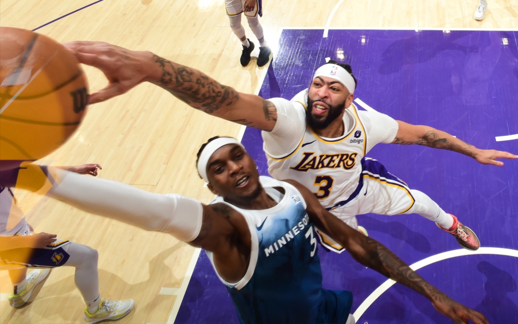 Anthony Davis brilha na vitória dos Lakers sobre o Minnesota Timberwolves na NBA - Foto: Reprodução Twitter Los Angeles Lakers - @Lakers