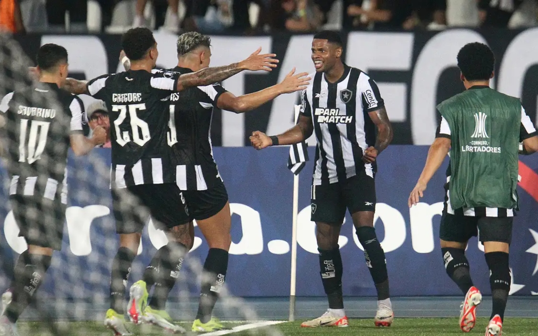 Júnior Santos comanda Botafogo em vitória sobre o Bragantino - Foto: © Vítor Silva/Botafogo/Direitos reservados