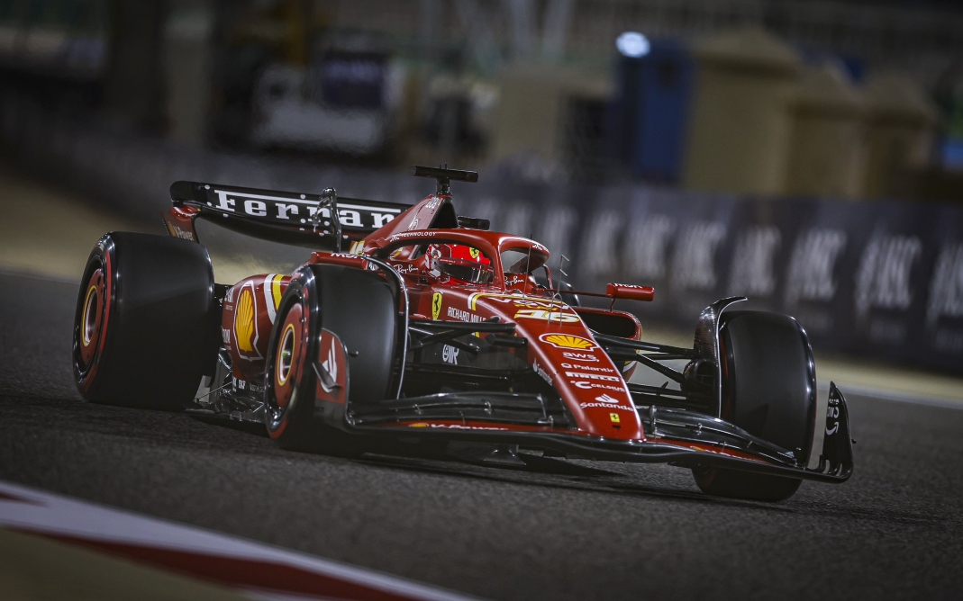 Sainz lidera e coloca Ferrari na frente antes do treino classificatório no Bahrein - Foto: Reprodução Twitter Scuderia Ferrari - @ScuderiaFerrari