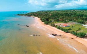A praia Formosa se destaca pelos seus quase 5 Km de areias douradas, águas rasas e tranquilas, e uma vasta vegetação de coqueiros, restinga e remanescentes da Mata Atlântica