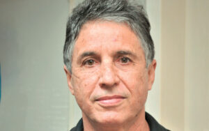 Secretário de Desenvolvimento Econômico de Aracruz, José Eduardo Faria de Azevedo enumera benefícios tributários e fiscais para empresas que se estabelecem na cidade. Foto: Prefeitura de Aracruz/Divulgação