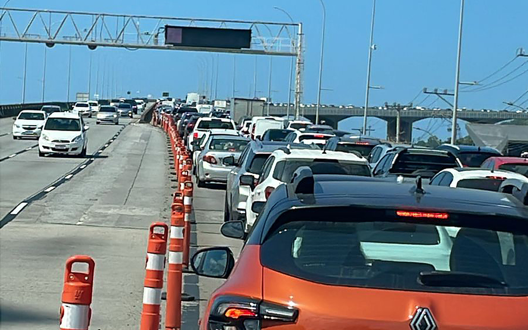 Internautas relataram nas redes sociais que gastaram até uma hora para atravessar a ponte