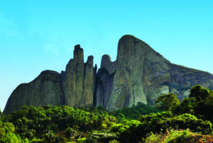 Pdra dos Cinco Pontões, em Laranja da Terra. Foto: Tadeu Bianconi