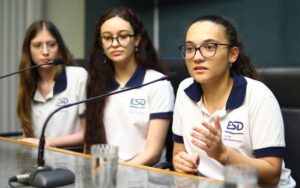 O grupo de alunas da Escola São Domingos, em Vitória, Ana Luísa Marinato, Beatriz Fava Souza e Júlia Lima, coordenadas pelo professor Gustavo Martins Rocha