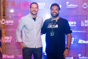 O presidente do Sinapro-ES, Alexandre Pedroni, e Welder Siqueira na festa de lançamento do Festival Colibri. Foto: Pedro Máximo