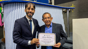 O diretor-presidente do Sinduscon, Douglas Vaz, recebendo homenagem na Câmara de Vitória. Foto: Sinduscon/Divulgação