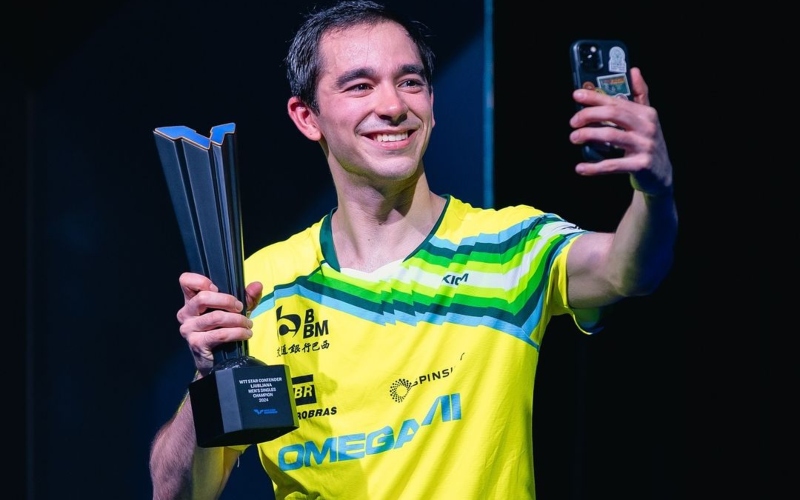 Hugo Calderano derrota forte francês e é campeão do WTT Contender de tênis de mesa na Eslovênia - Foto: Reprodução Instagram / @wtt - @hugocalderano