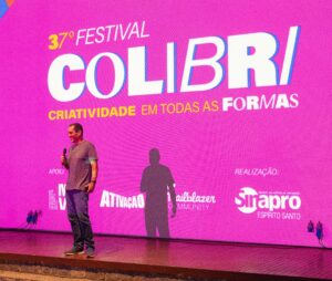 Pablo Vieira apresentando o case do Itaú, durante o lançamento do 37º Festival Colibri, em Vitória. Foto: Pedro Máximo