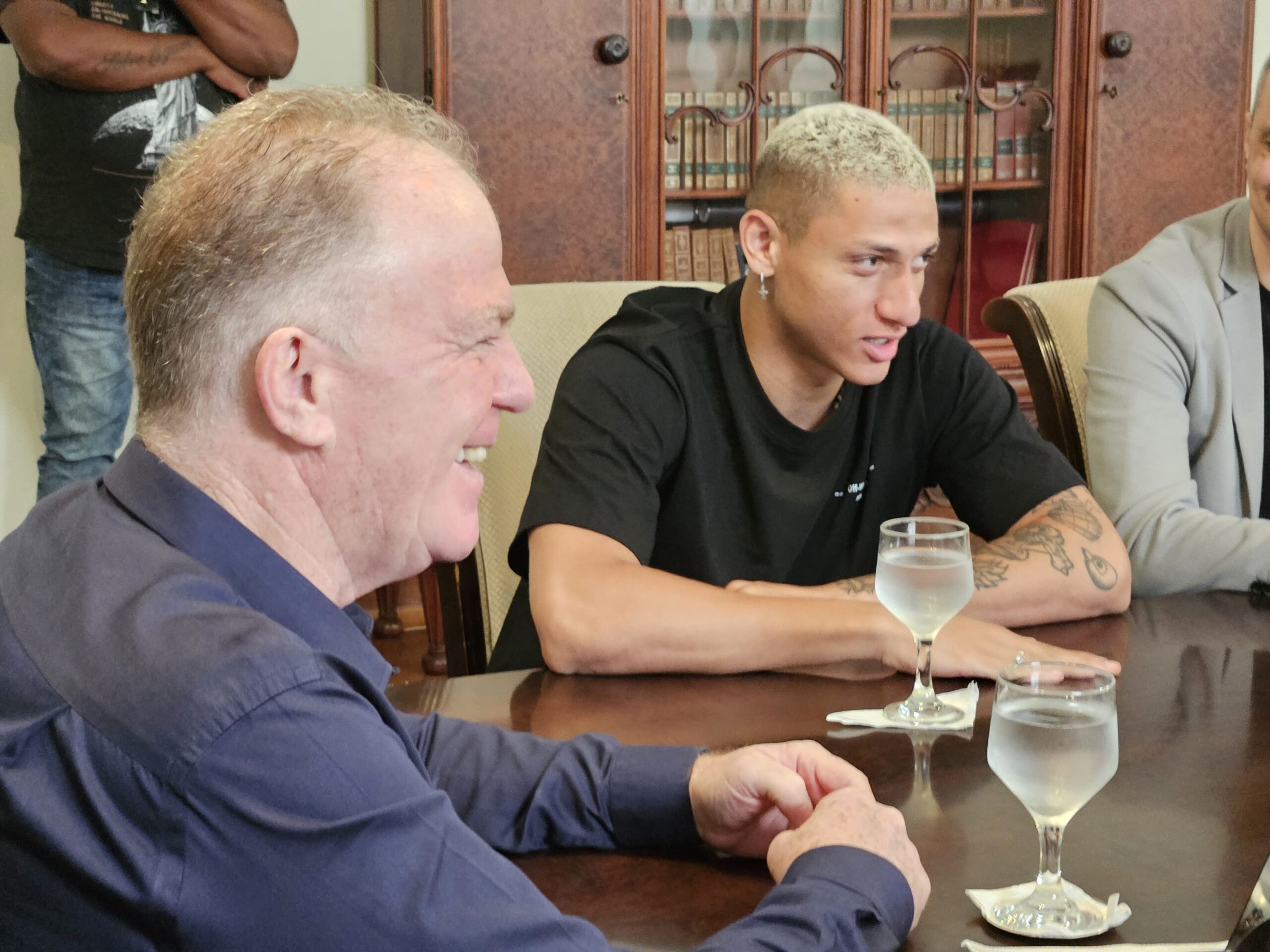 Casagrande recebe Richarlison no Palácio Anchieta