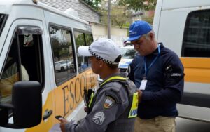 Durante a operação, constataram-se várias infrações, como condutores sem autorização, licenciamento vencido e veículos em mau estado