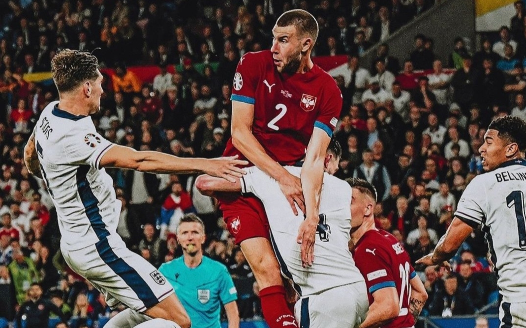 Uefa investiga suspeita de atos racistas em jogo entre Sérvia e Inglaterra pela Eurocopa - Foto: Reprodução Twitter Serbian Football - @SerbianFooty