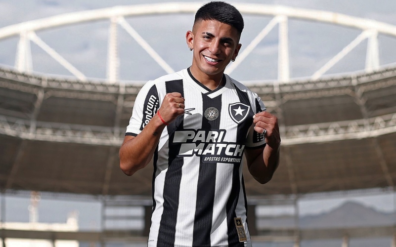 Botafogo apresenta o meia argentino Almada, a mais cara contratação do futebol brasileiro - Foto: Reprodução Instagram @botafogo - Vítor Silva/ BFR