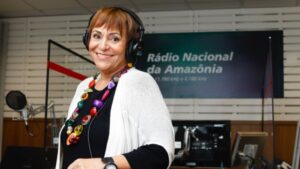 A radialista Mara Régia, que apresenta o programa Viva Maria, na Rádio Nacional da EBC desde 1981. Foto: Arquivo Pessoal