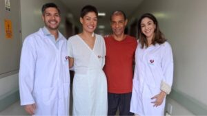 Urologista do HEVV, Dr. Henrique Menezes, e a nefrologista do HEVV, Dra. Ramiele Souza, junto com seu Jobe e a paciente Amanda após o transplante de rim. Foto: HEVV/Divulgação