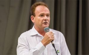 “A gente tem que buscar mecanismos que nos propiciem continuar produzindo. Produzindo com eficiência e chegando no final de um ciclo produtivo com dinheiro no bolso.” Luiz Carlos Bastianello, presidente da Cooabriel - Foto: Cooabriel