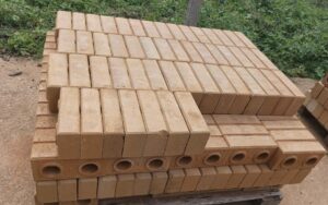 Detentos do ES fabricam tijolos ecológicos para construir moradia social em Viana