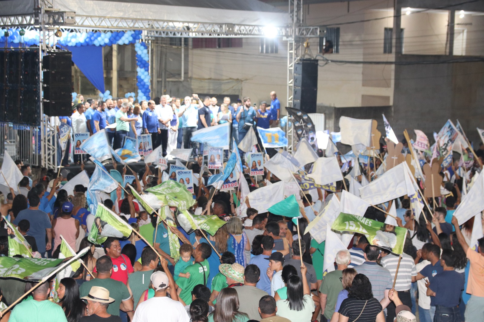Em Aracruz, comício de Dr. Coutinho reúne centenas de apoiadores