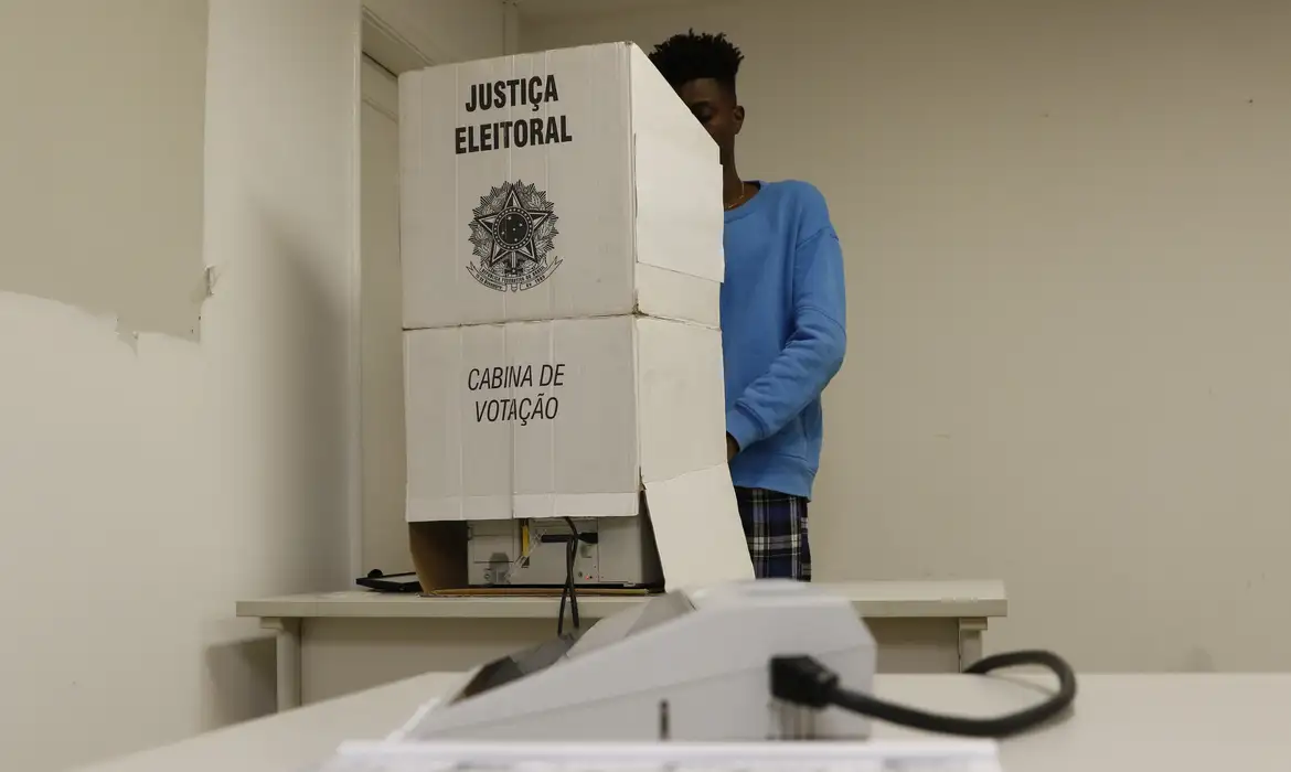 Eleitores devem consultar e atualizar o cadastro pelo site ou app e-Título para garantir o voto nas eleições de 2026. Foto: Fernando Frazão/Ag. Brasil