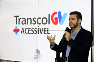 Secretário de Estado de Mobilidade e Infraestrutura, Fábio Damasceno explica que  a melhoria na questão da acessibilidade se estende a todo o sistema Transcol. Foto: Governo do ES
